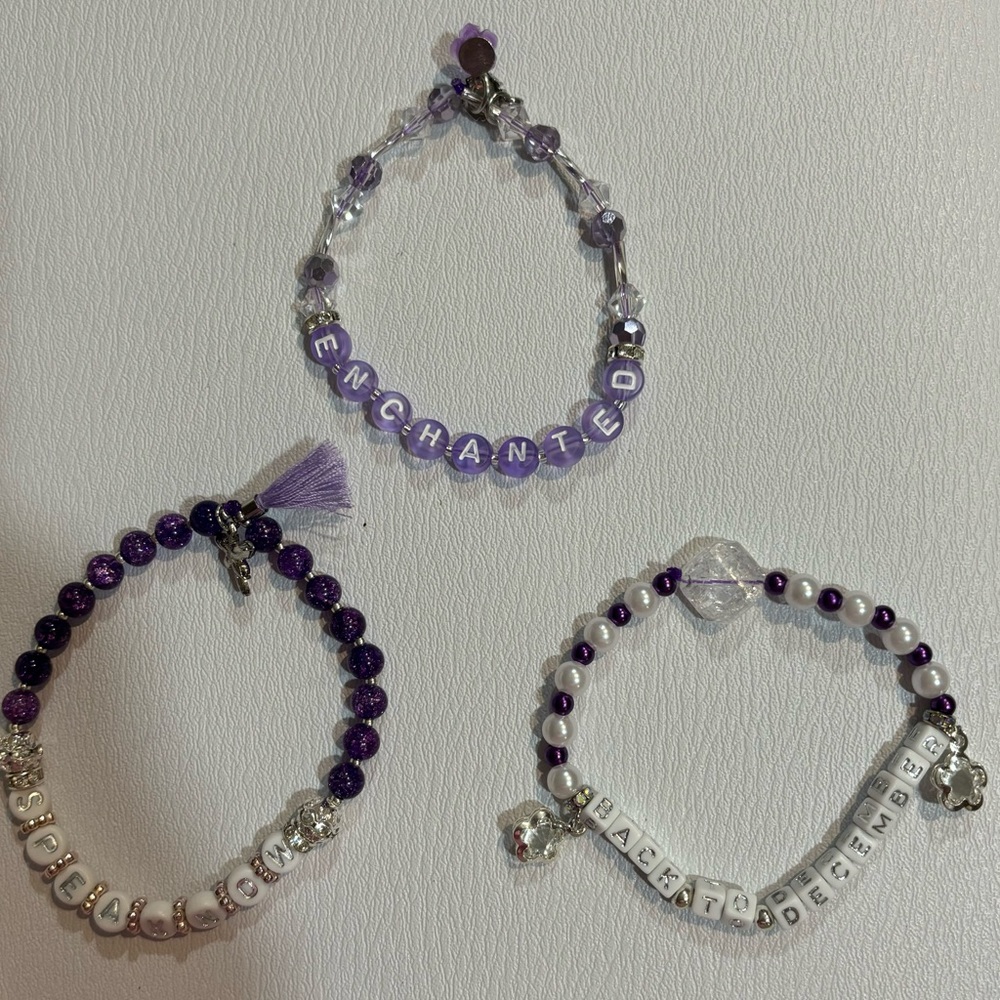 Taylor Swift friendship bracelets
